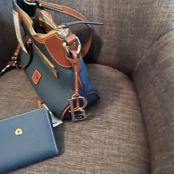 Dooney & Bourke Pebble Grain Small Hobo BPEBC1956 With Wallet - Picture 4 of 6